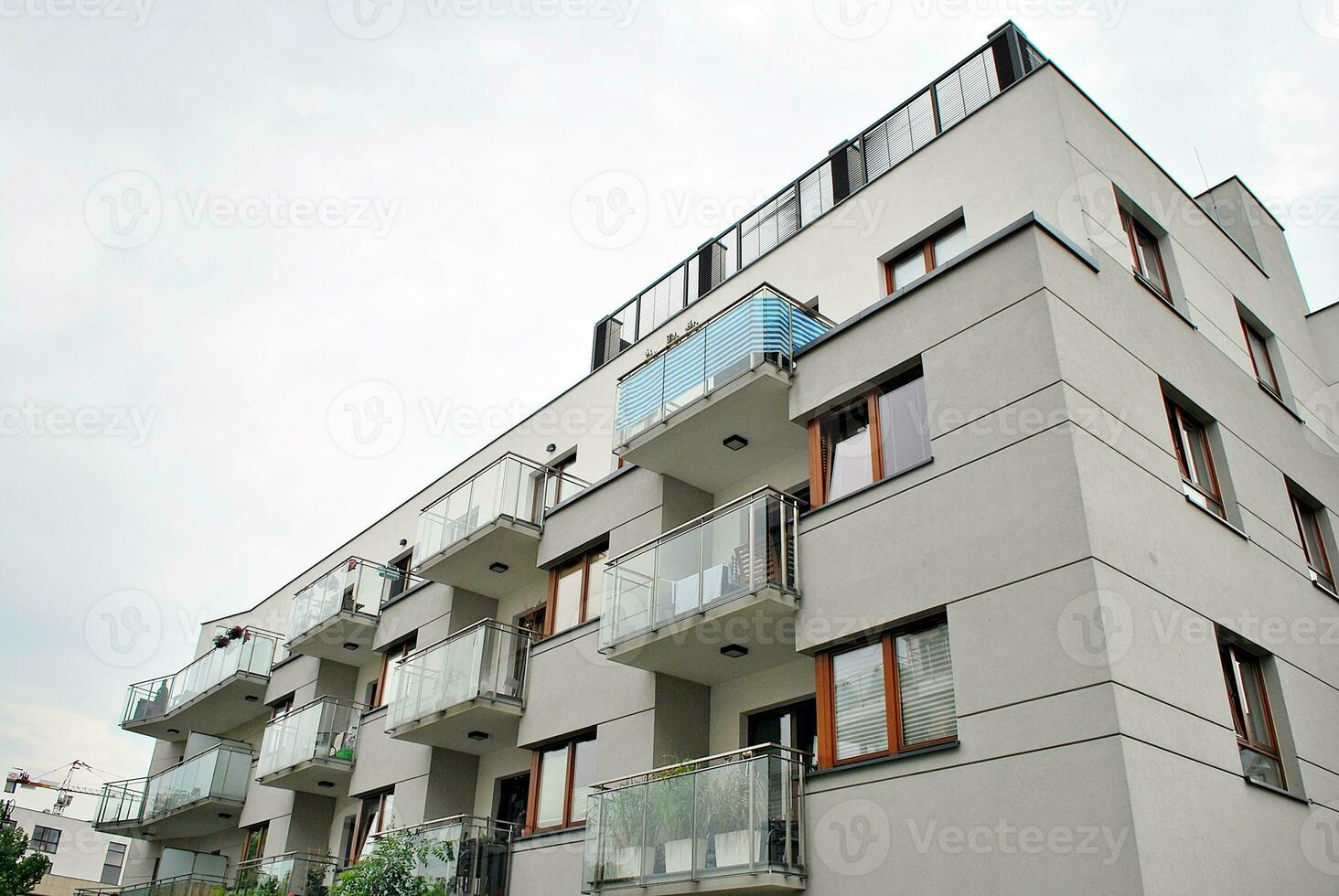 marque Nouveau appartement bâtiment sur ensoleillé journée. moderne Résidentiel architecture. moderne plusieurs familles appartement maison. photo