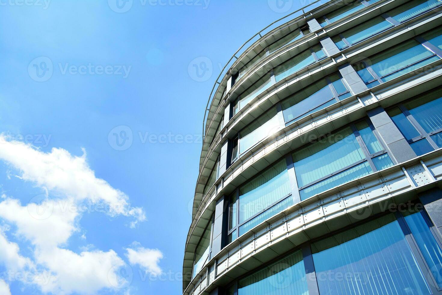 verre bâtiment avec transparent façade de le bâtiment et bleu ciel. de construction verre mur reflétant bleu ciel. abstrait moderne architecture fragment. contemporain architectural Contexte. photo