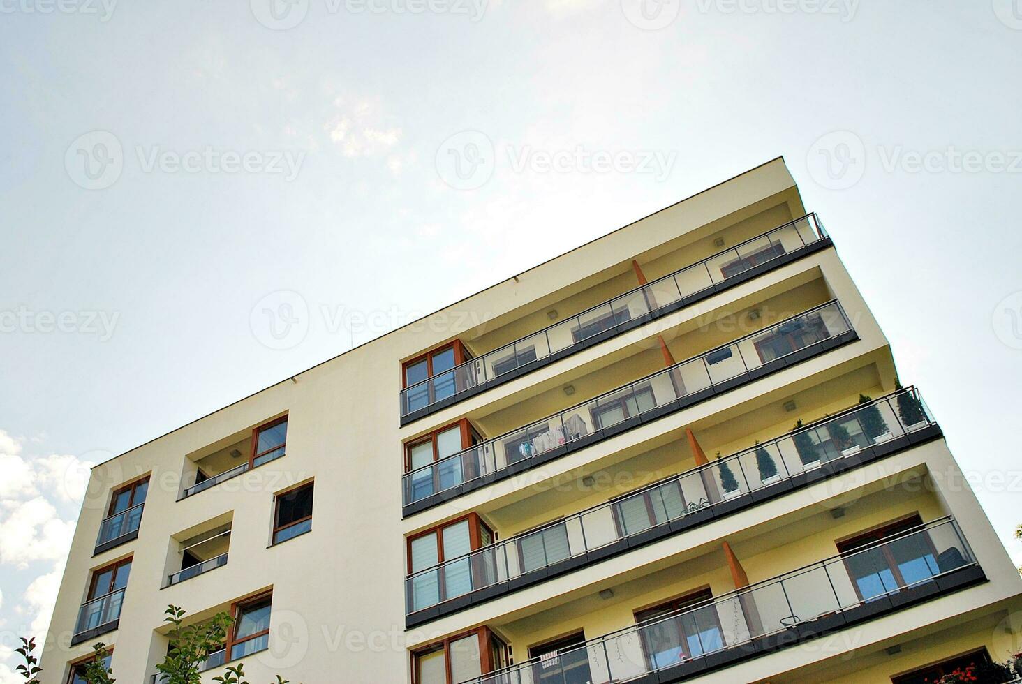 moderne appartement bâtiment dans ensoleillé journée. extérieur, Résidentiel maison façade. photo