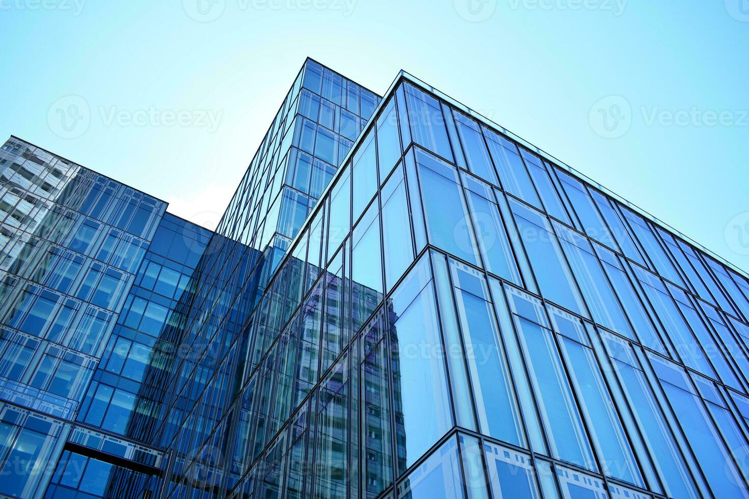 verre bâtiment avec transparent façade de le bâtiment et bleu ciel. de construction verre mur reflétant bleu ciel. abstrait moderne architecture fragment. contemporain architectural Contexte. photo