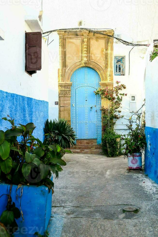 une bleu porte dans une blanc et bleu maison photo