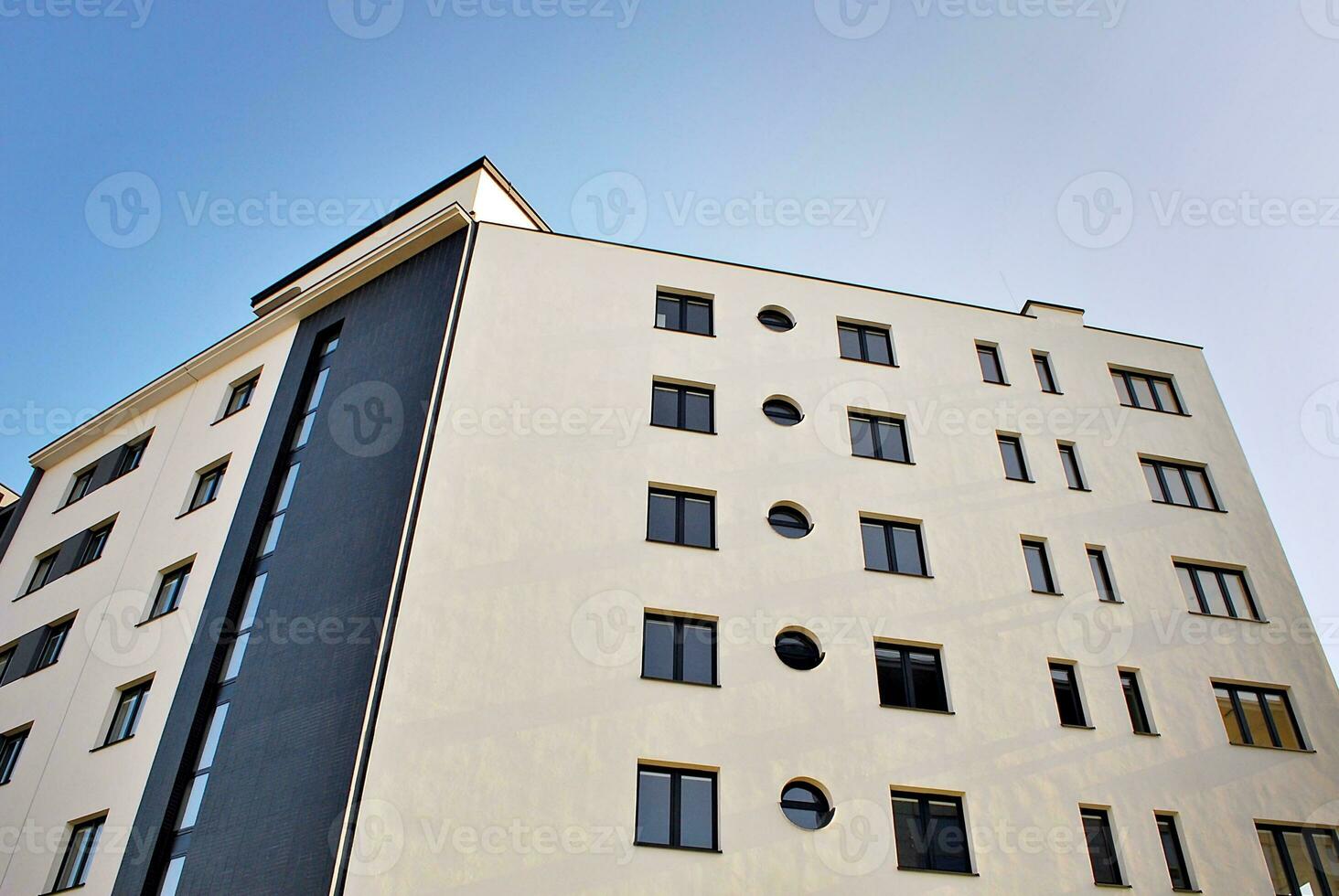 moderne appartement bâtiment dans ensoleillé journée. extérieur, Résidentiel maison façade. photo