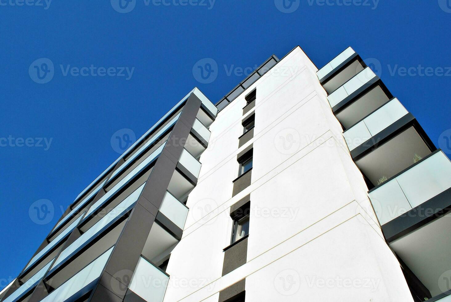 nouvel immeuble d'appartements avec balcons vitrés. maisons d'architecture moderne en bord de mer. grand vitrage sur la façade du bâtiment. photo