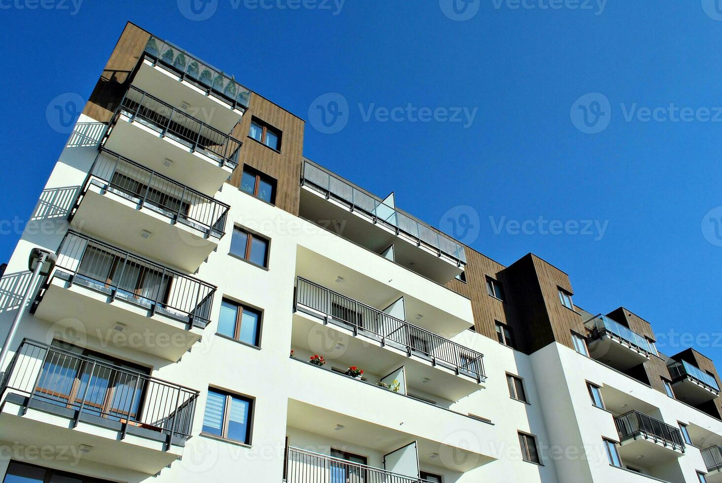 nouvel immeuble d'appartements avec balcons vitrés. maisons d'architecture moderne en bord de mer. grand vitrage sur la façade du bâtiment. photo