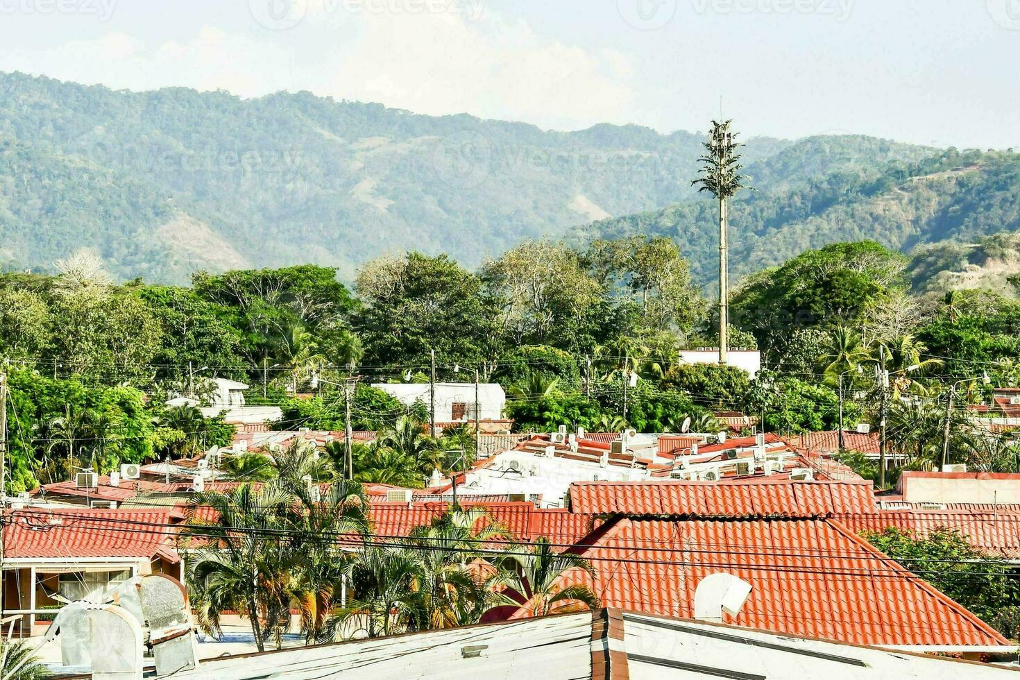 une vue de le ville de le Haut de une colline photo