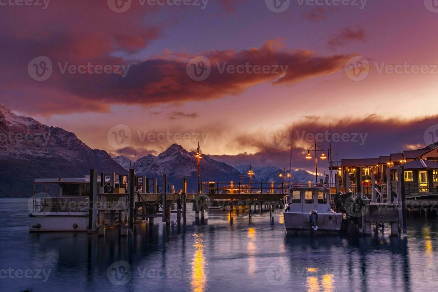 magnifique le coucher du soleil ciel à Queenstown Port un de plus populaire en voyageant destination dans pays du sud Nouveau zélande photo