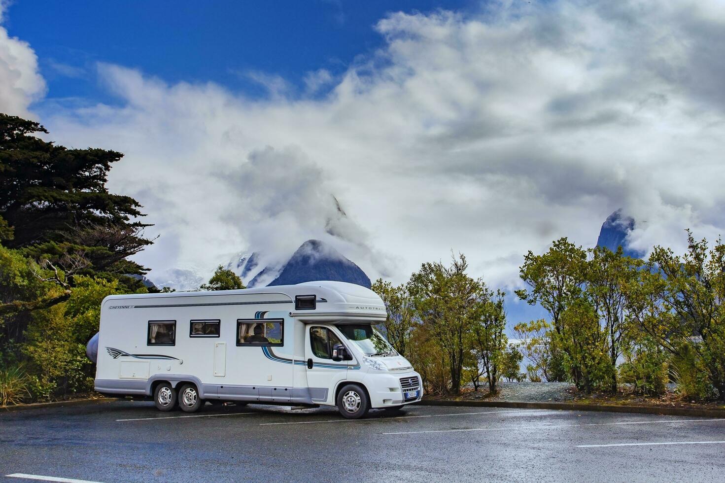 milfordsound Nouveau zélande - août 30,2015 campeur van parking dans parc lot de Milford du son Fiordland nationale parc plus populaire en voyageant destination dans pays du sud Nouveau zélande photo