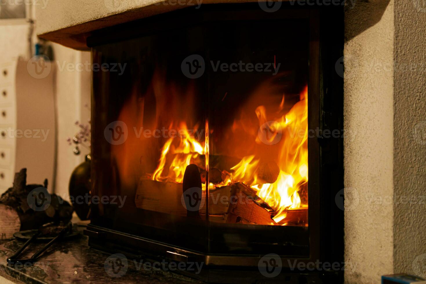 Feu dans une cheminée dans le vivant pièce avec accessoires photo