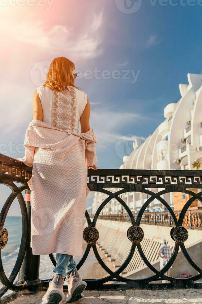 femme été Voyage mer. content touristique prendre plaisir prise image en plein air pour souvenirs. insouciant femme voyageur posant sur plage à mer sur coucher de soleil, partage Voyage aventure voyage. vacances vacances concept. photo