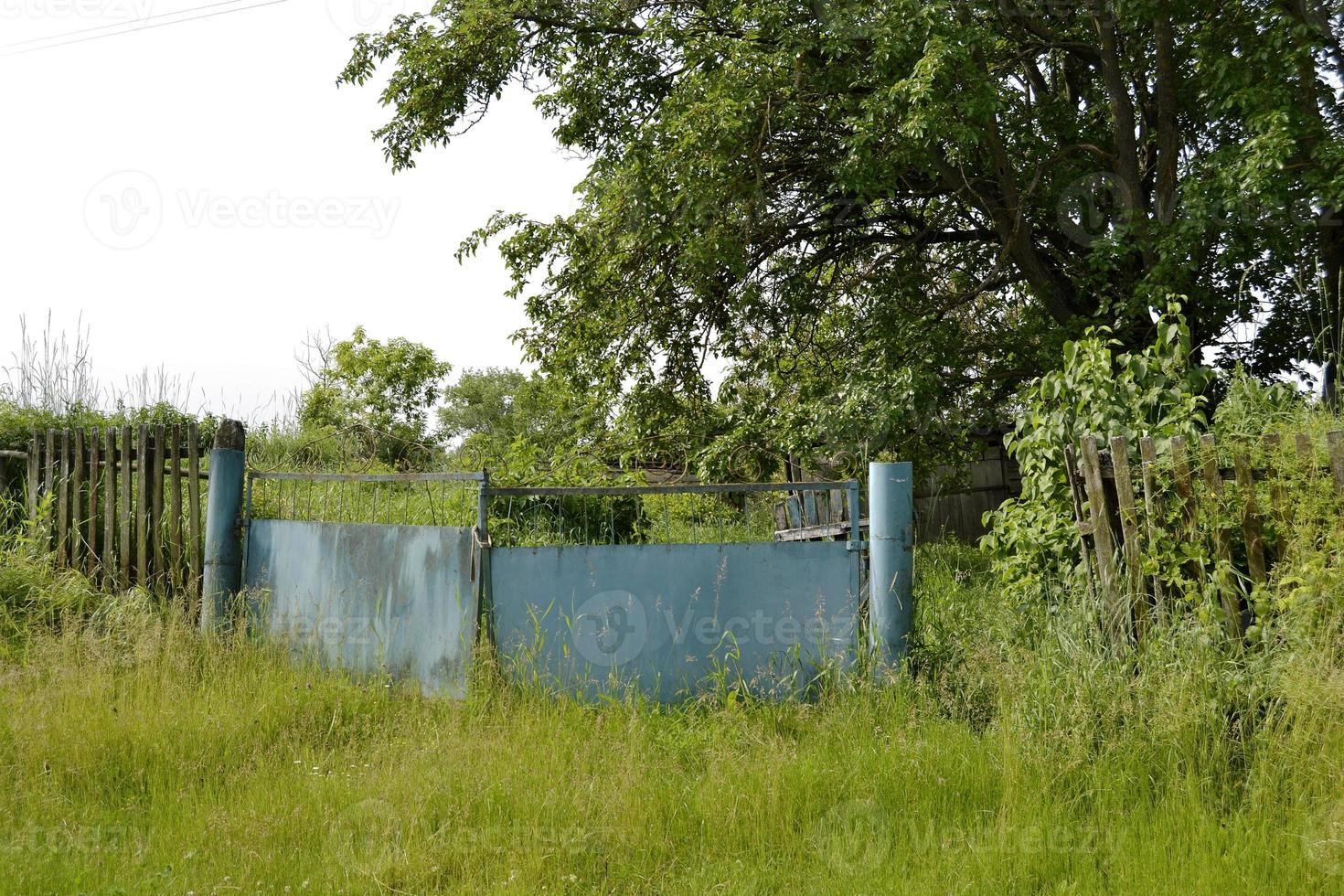 vieille porte d'une maison abandonnée photo