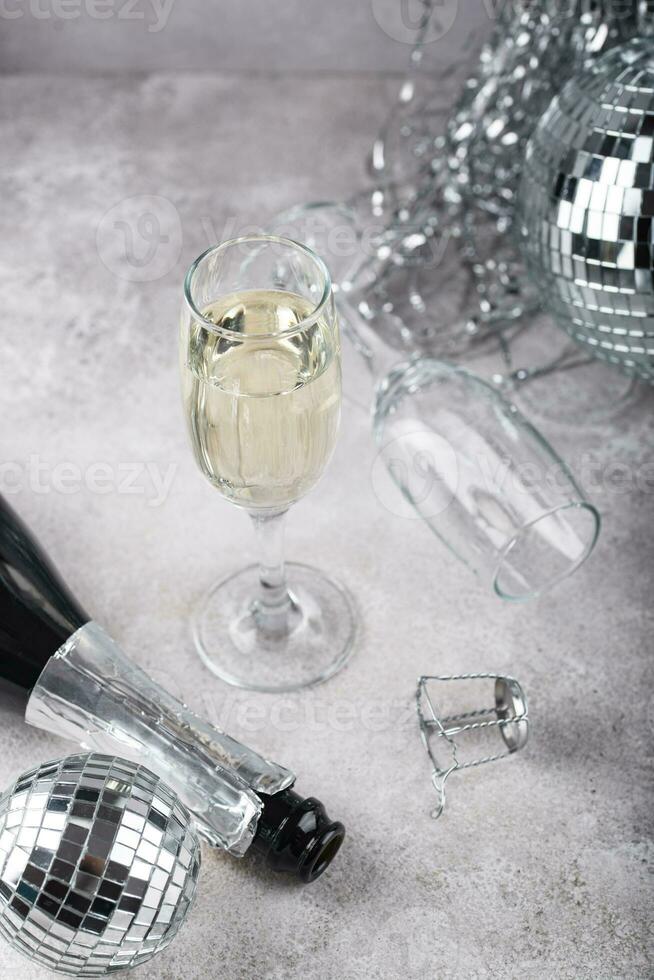 verre de Champagne avec disco balle. photo