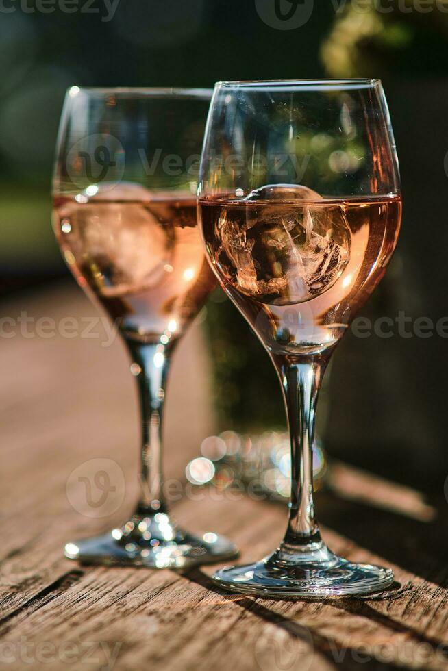 deux des lunettes de Rose du vin avec la glace cubes photo