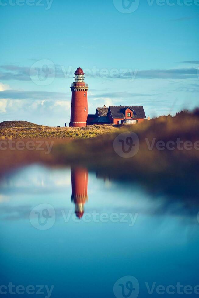 réflexion de une phare à le danois côte photo
