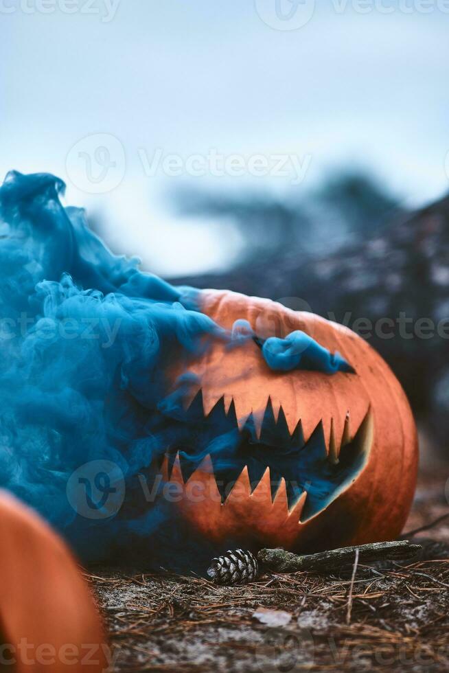 Halloween citrouille avec bleu fumée photo