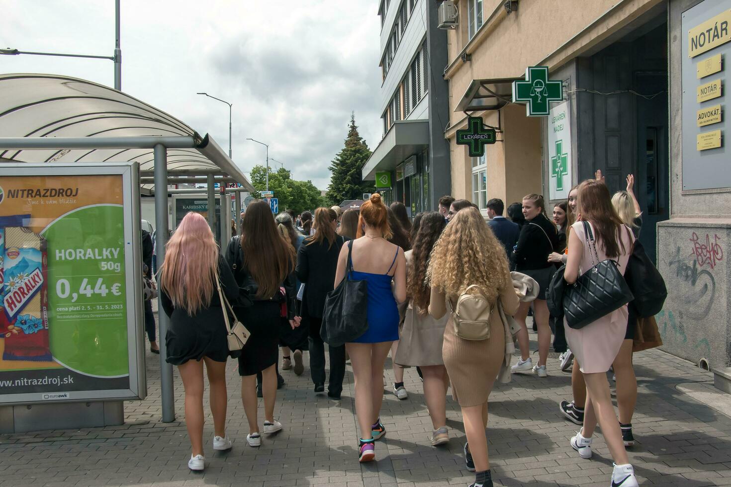 Nitra, la slovaquie - 19.05.2023 magnifique école diplômés avoir amusement et réjouir et marcher le long de le ville des rues. photo