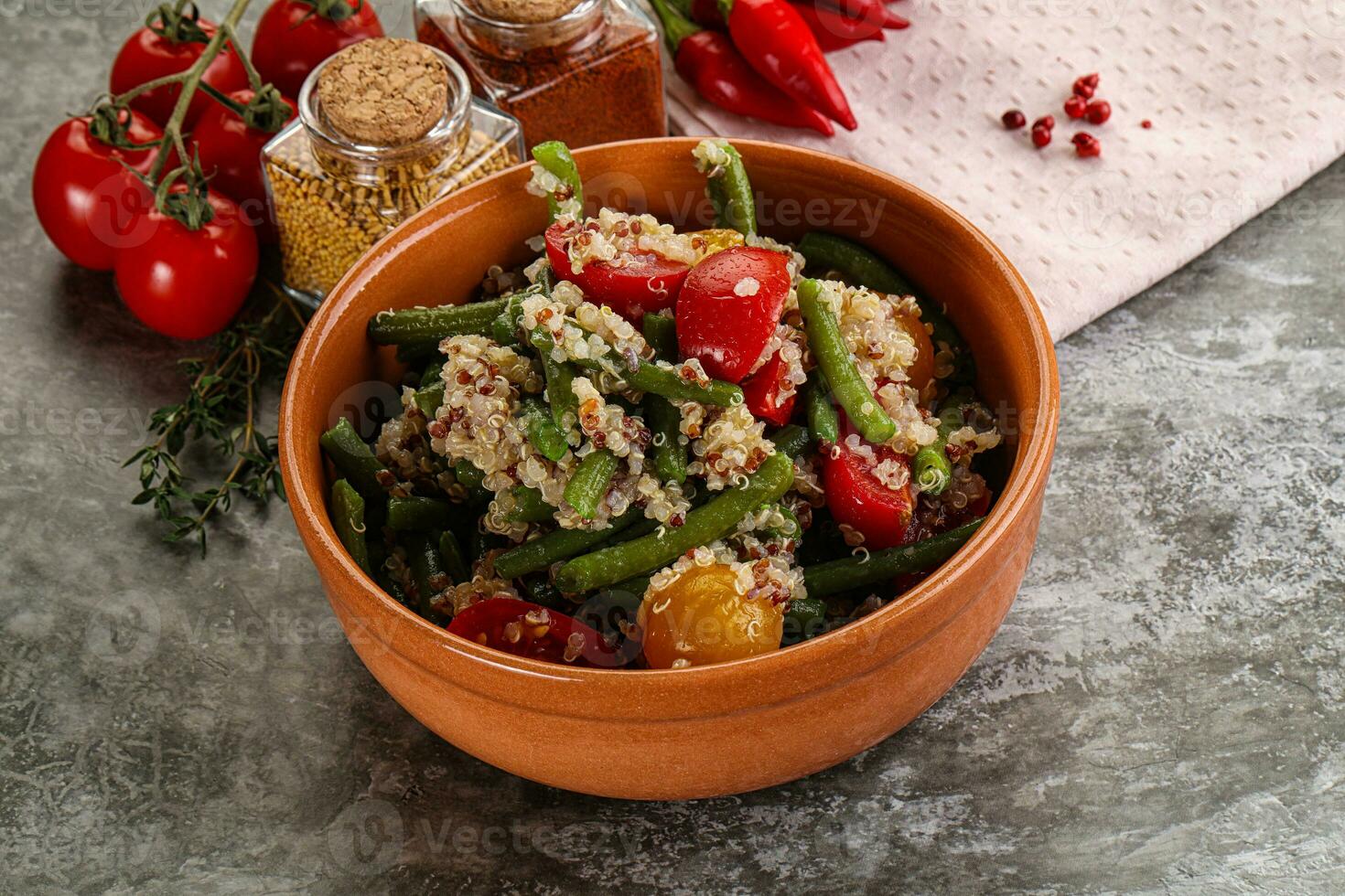 végétalien bouilli quinoa avec des légumes photo