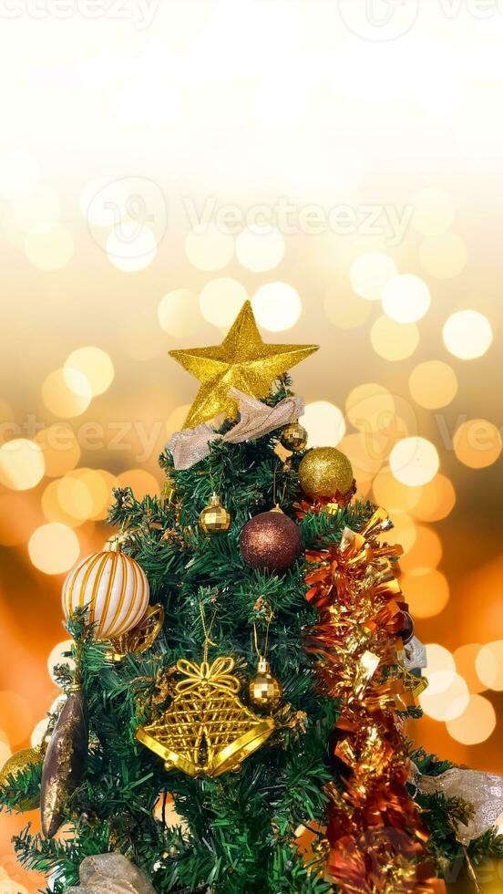 portrait et proche en haut de Noël arbre avec décorations, copie espace zone, brouiller lumière Contexte. photo