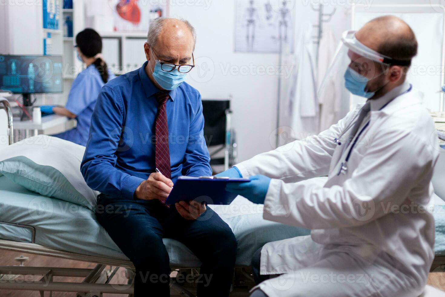 Sénior patient avec visage masque contre coroanvirus pandémie signature document avec santé diagnostic dans hôpital pièce avec médecin. soins de santé médical médecin consultation pendant covid19 global crise. photo