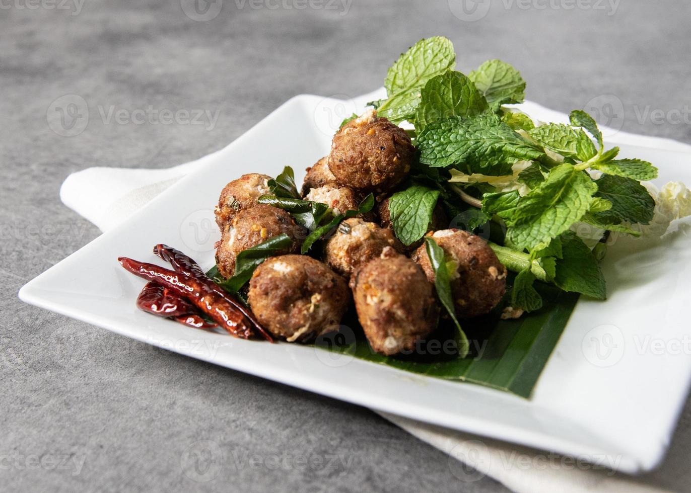 larb de porc frit épicé, laab moo tod, recette de style thaï photo