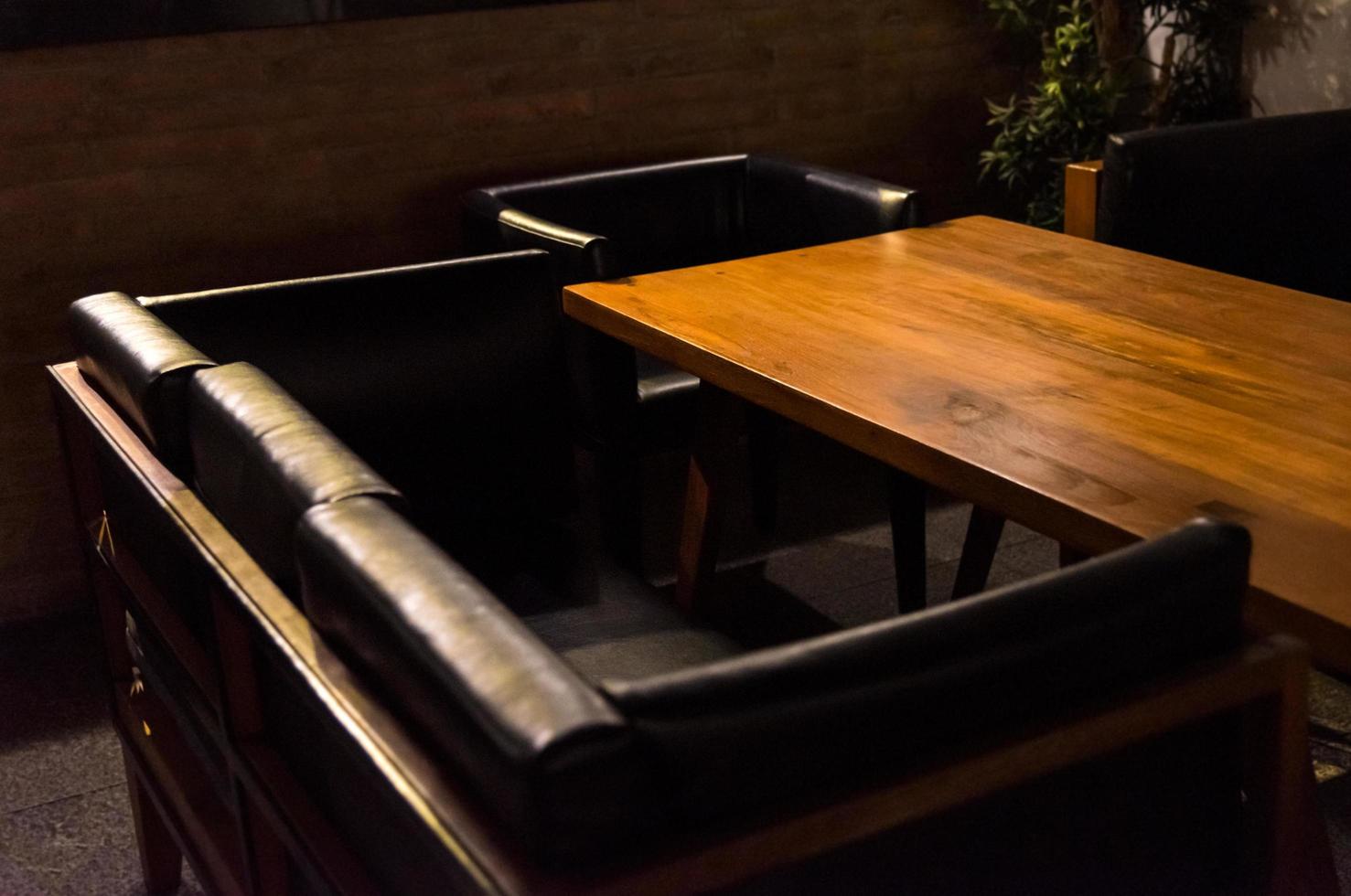tables à manger dans le restaurant du coin sombre photo