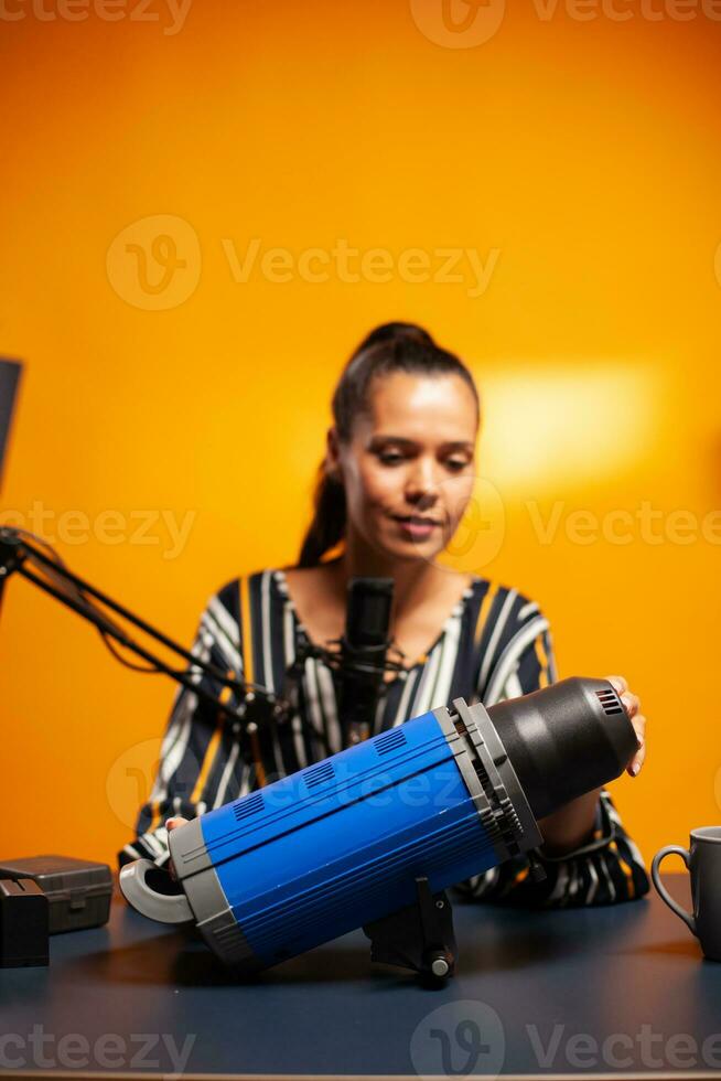 réalisateur en présentant continu lumière dans Accueil studio pour les abonnés. social médias étoile fabrication en ligne l'Internet contenu à propos vidéo équipement pour la toile les abonnés et distribution, film photo