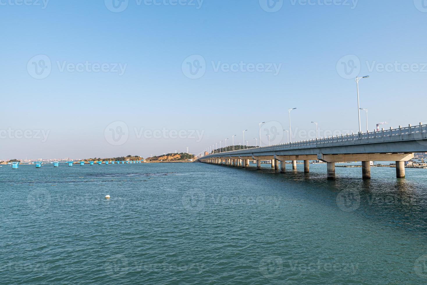 de longs ponts en bord de mer enjambent la mer photo