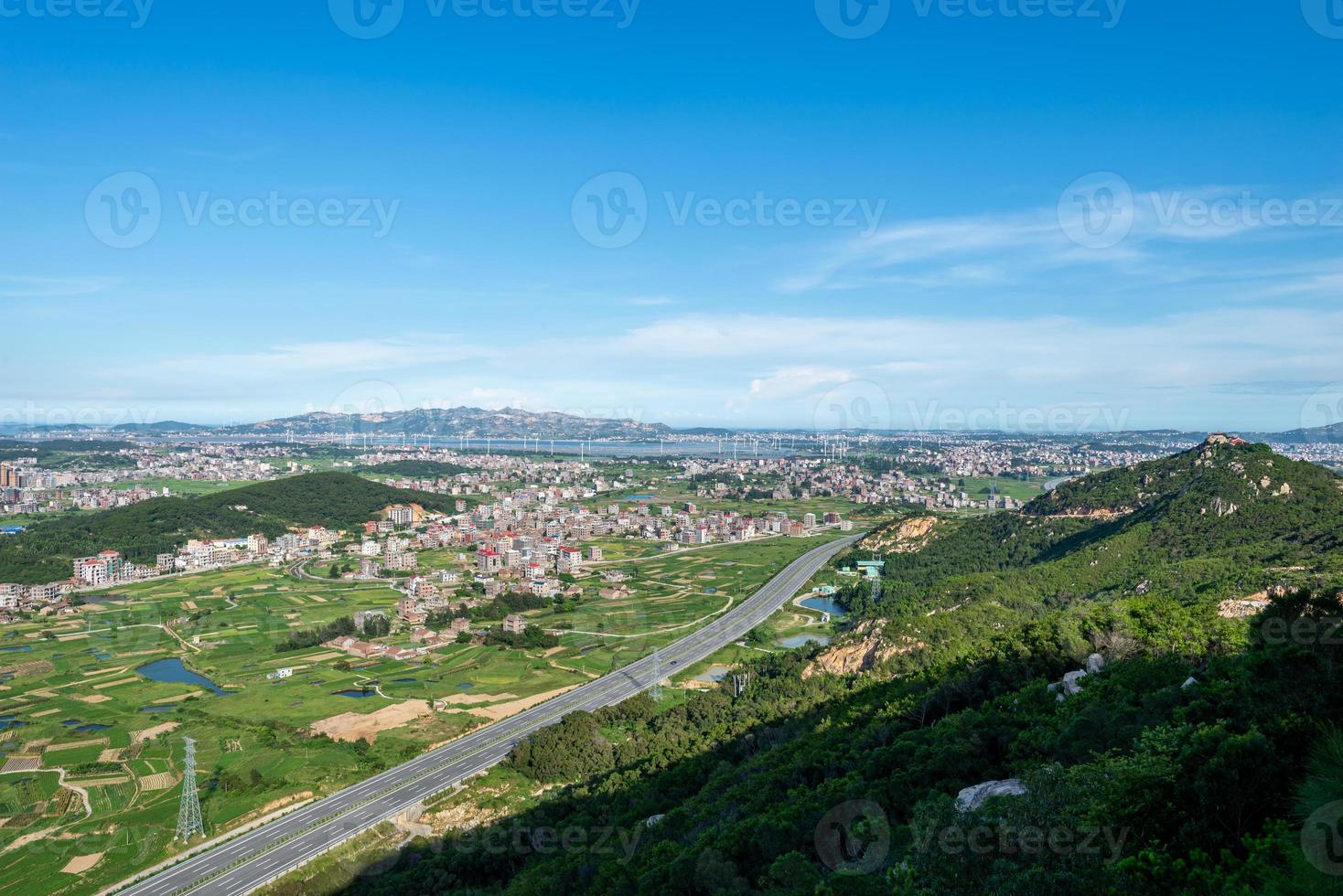 la montagne surplombe les riches villages et villes photo