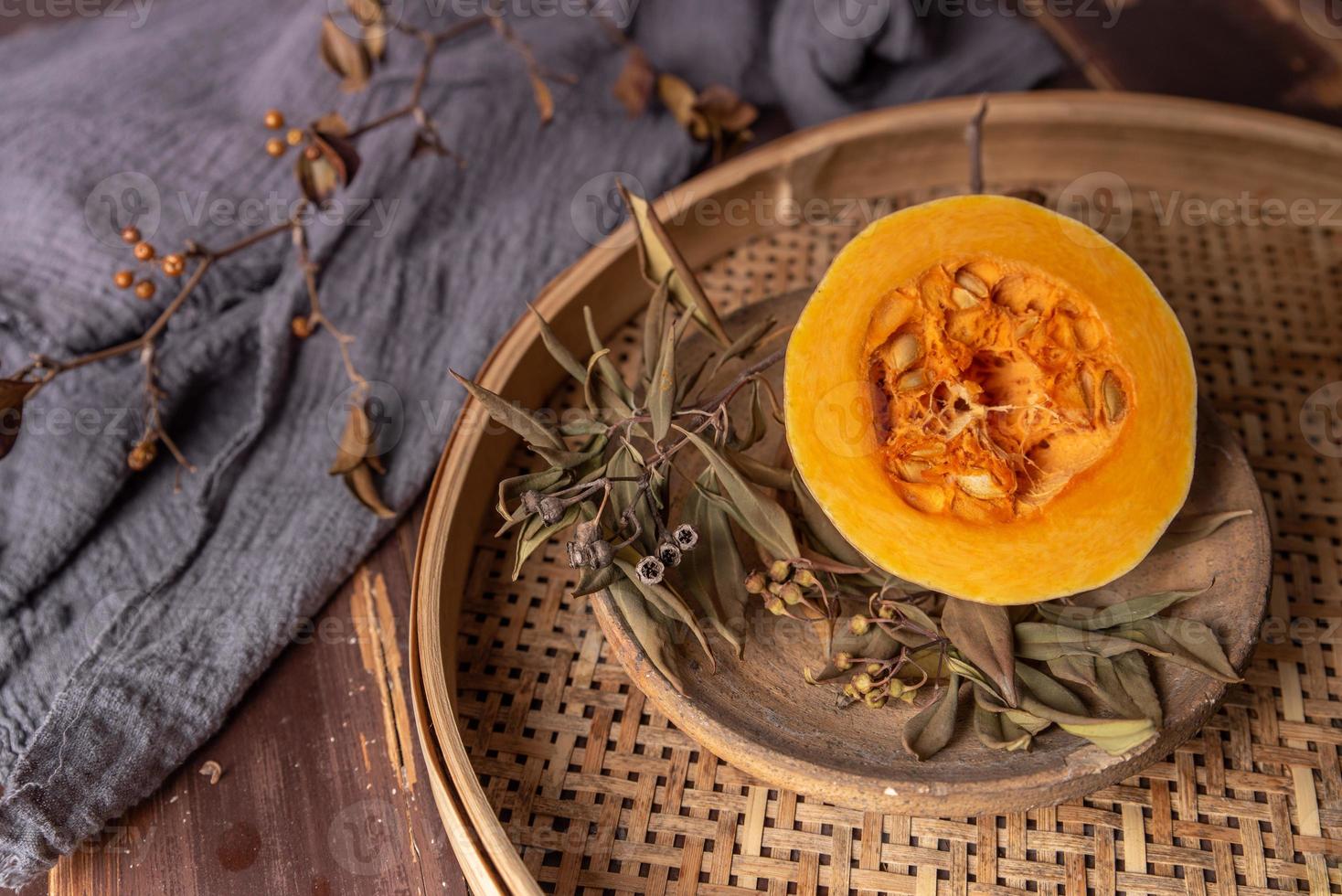 des citrouilles et de nombreuses autres couleurs et variétés de fruits et légumes sont sur la table à grain de bois photo