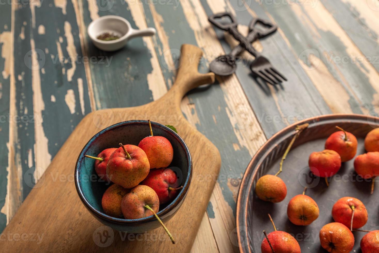 l'aubépine rouge dans le bol est placée sur la table en bois photo