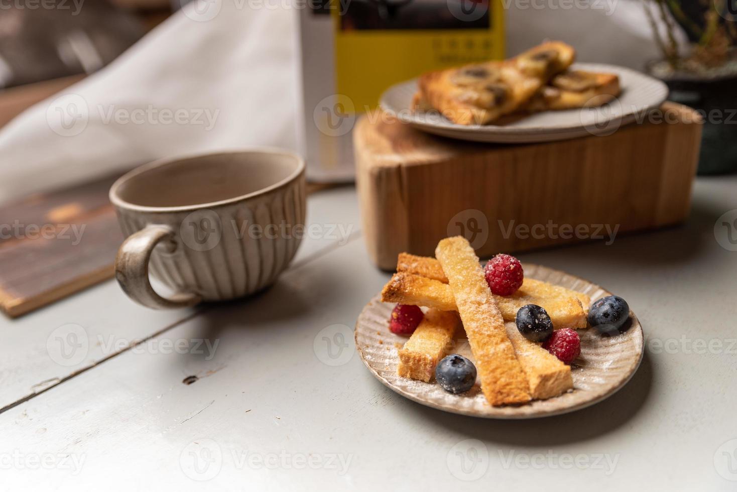 l'heure du goûter, thé noir avec du pain photo