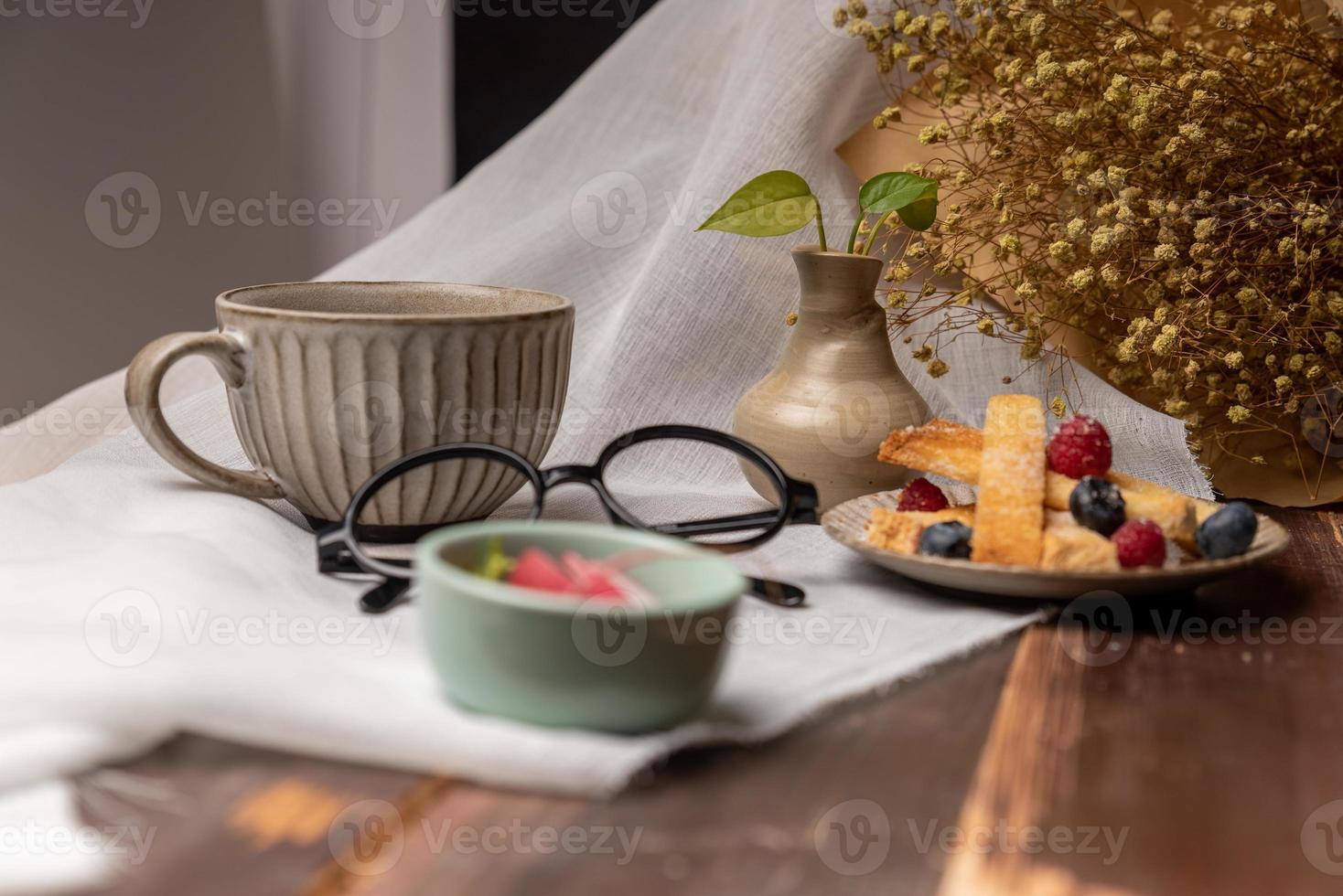 l'heure du goûter, thé noir avec du pain photo