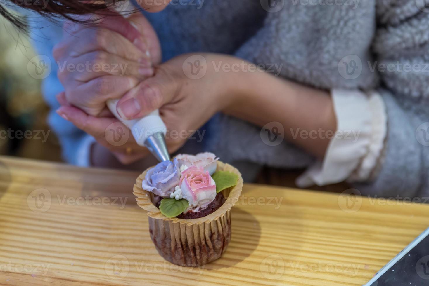 un petit gâteau avec des motifs de fleurs faits à la main photo