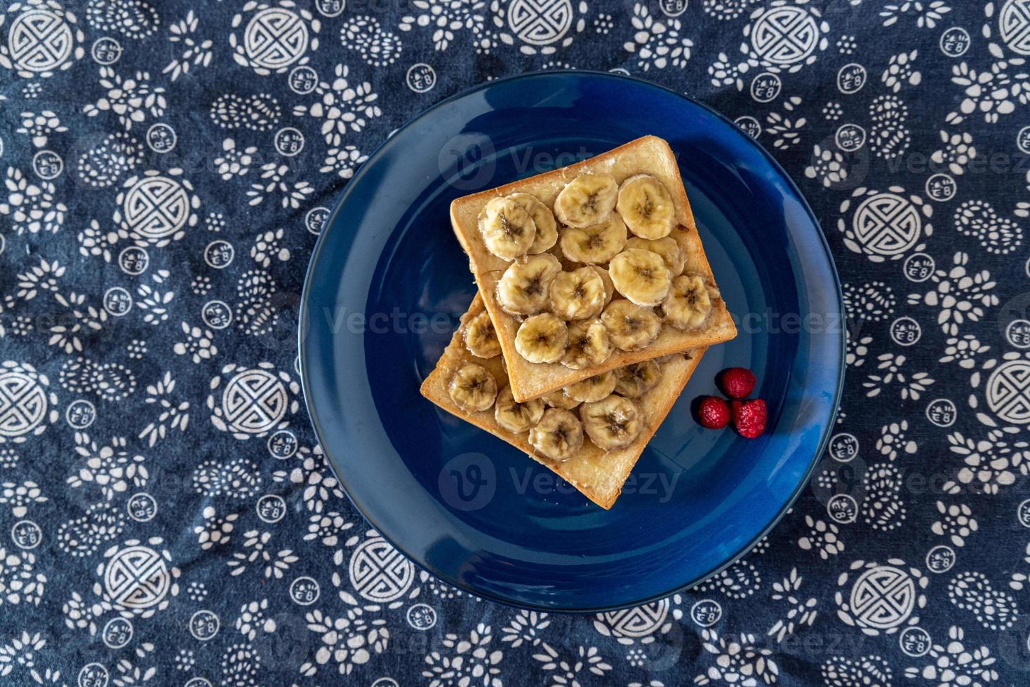 l'heure du goûter, thé noir avec du pain photo