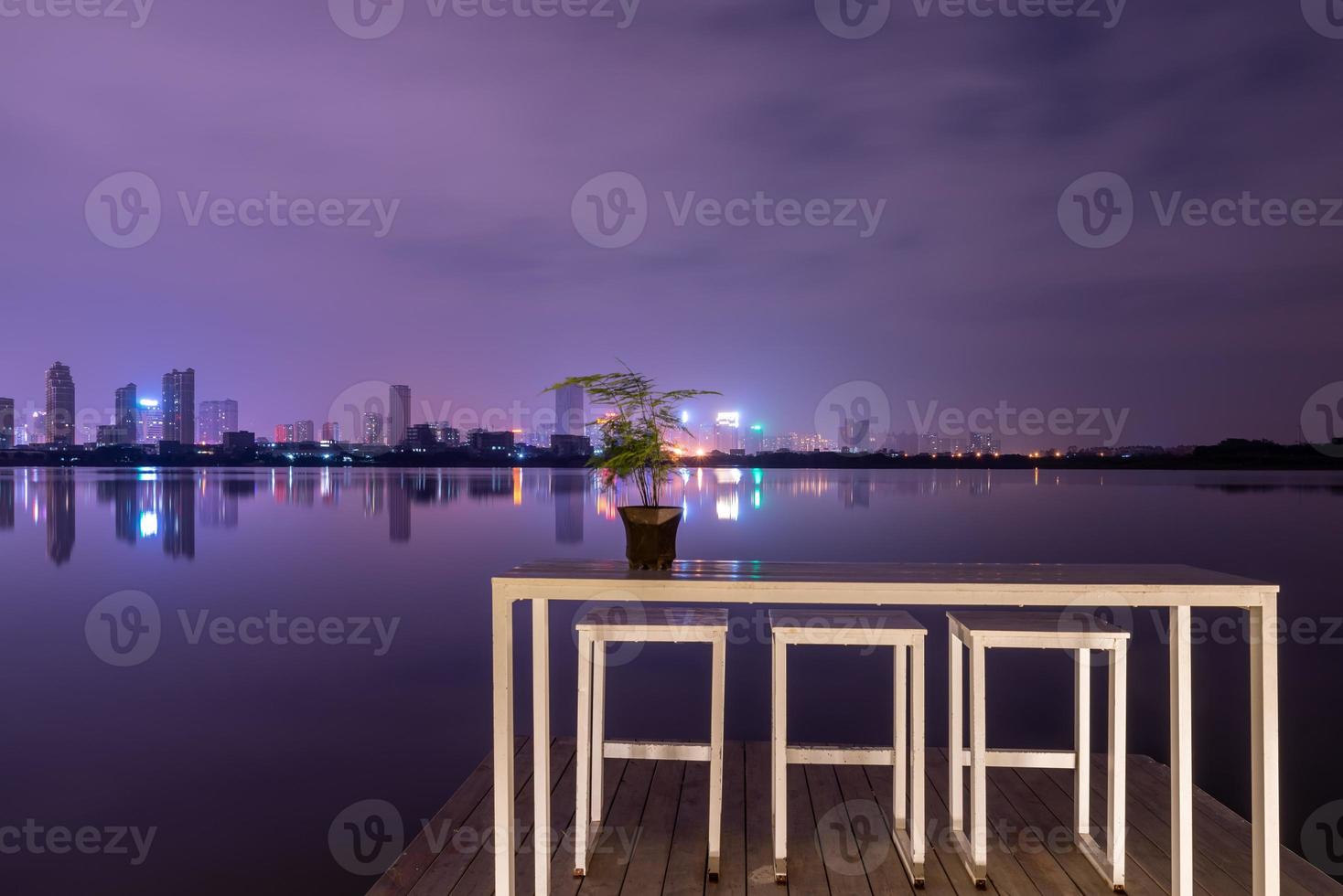 une ville reflétée par le lac la nuit photo