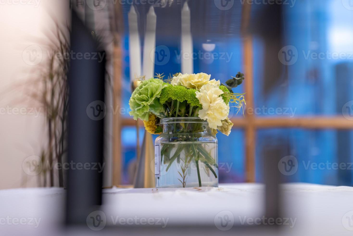 il y a des décorations personnalisées dans le petit coin du café-loisir photo