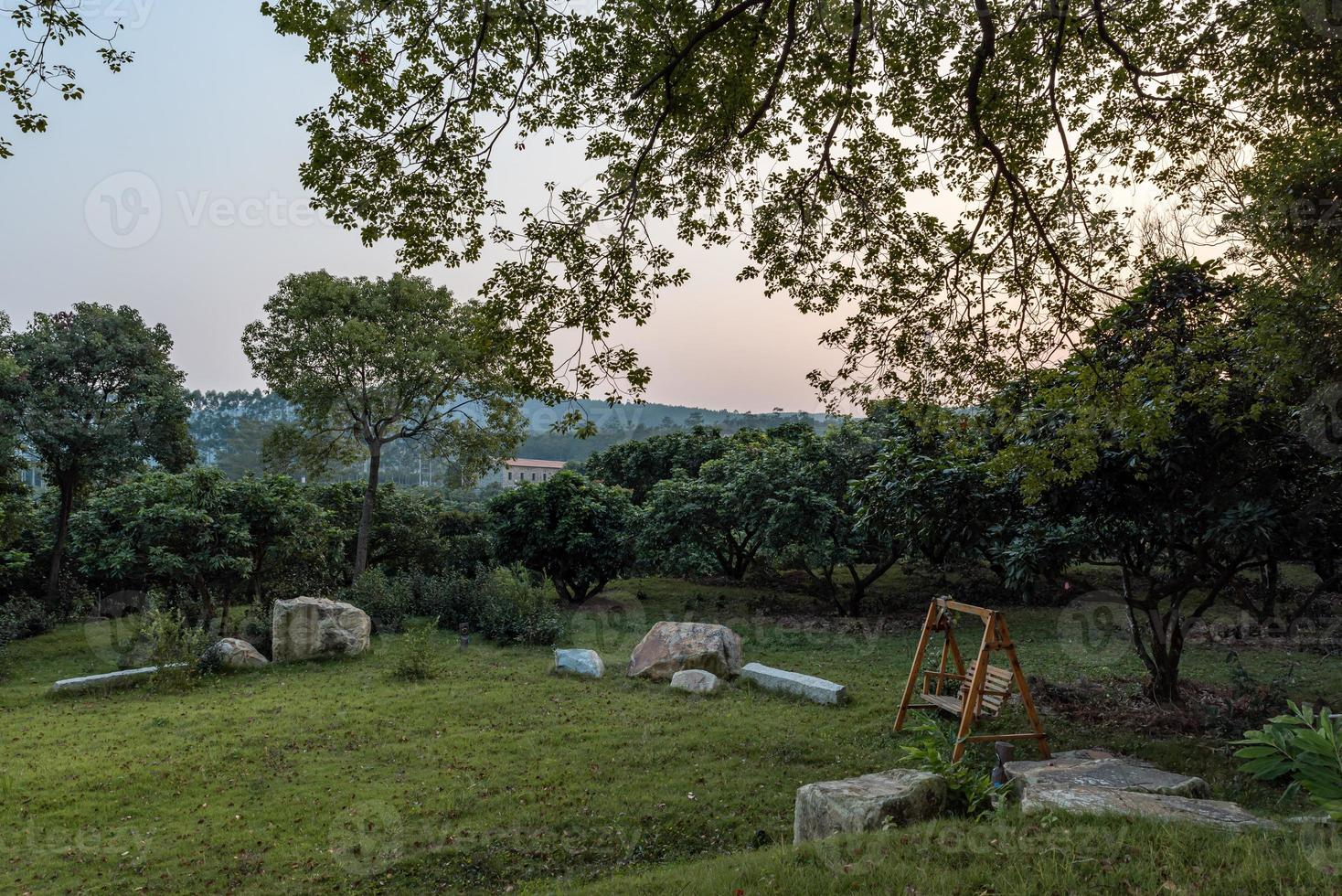 la chaise ou la balançoire pour que les gens se reposent sur les prairies d'un parc photo