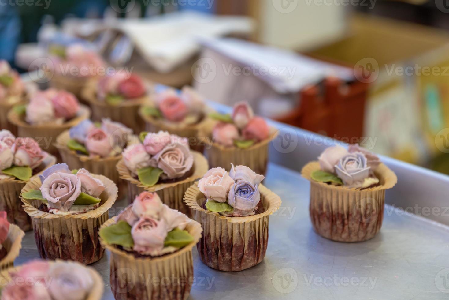 un petit gâteau avec des motifs de fleurs faits à la main photo