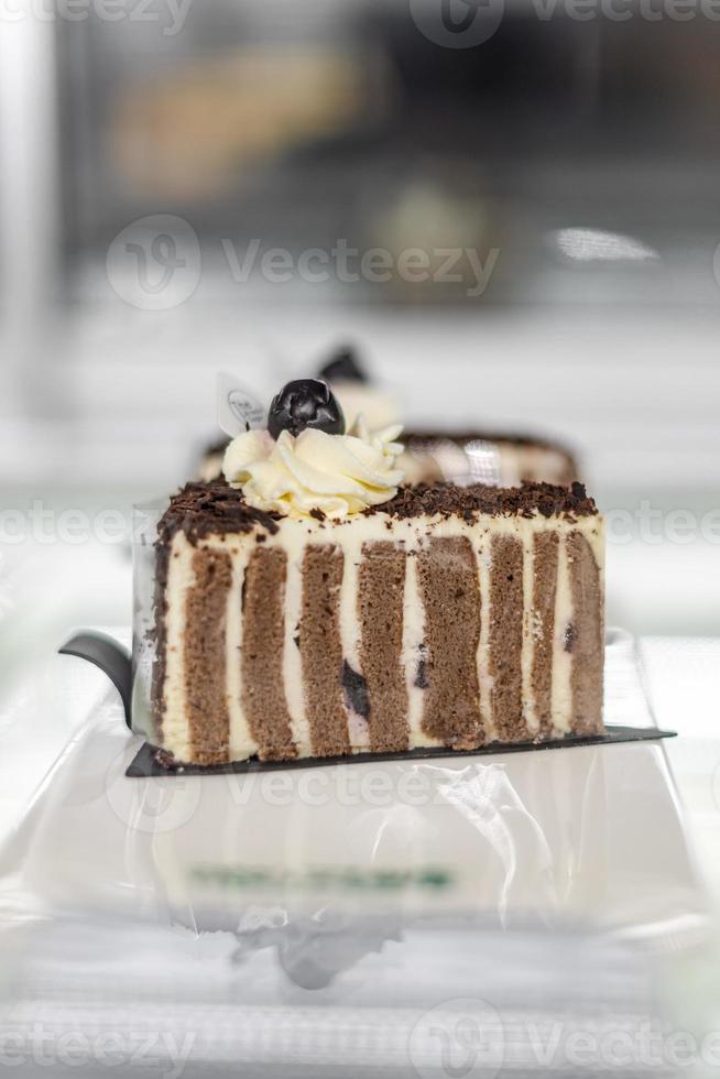 les gâteaux et les desserts occidentaux exquis sont sur une assiette blanche photo