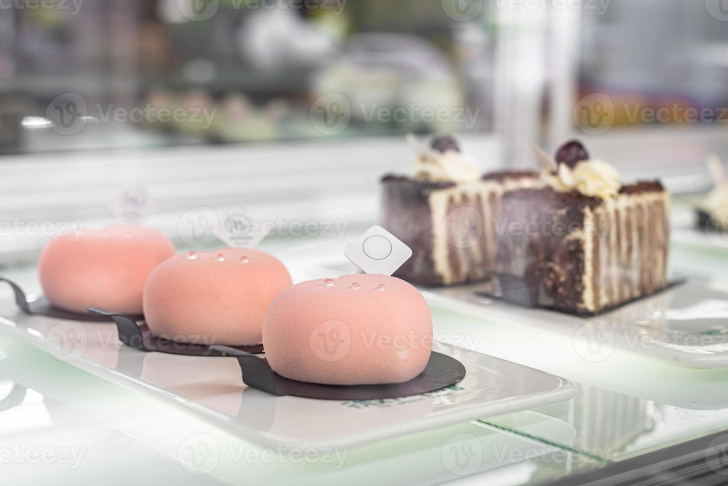 les gâteaux et les desserts occidentaux exquis sont sur une assiette blanche photo