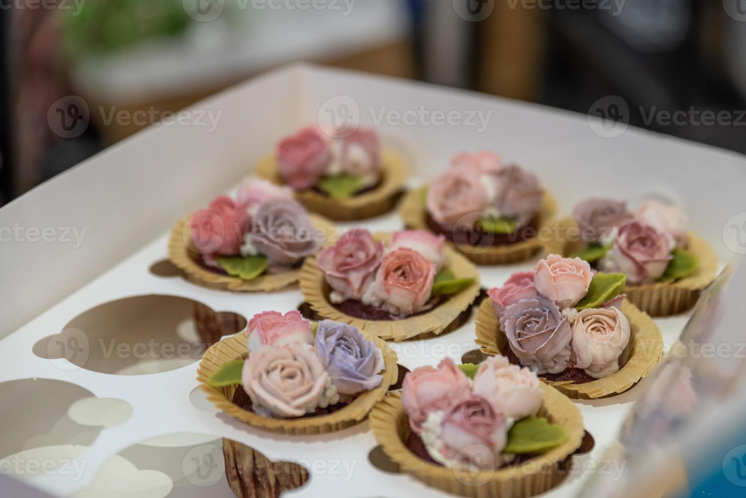 un petit gâteau avec des motifs de fleurs faits à la main photo