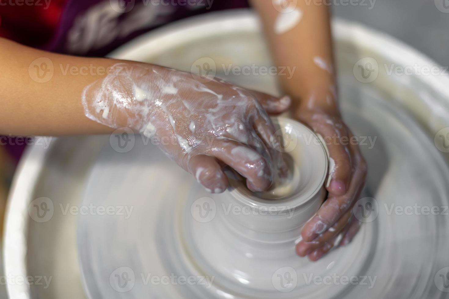 le processus de fabrication de poterie dans un atelier de poterie photo