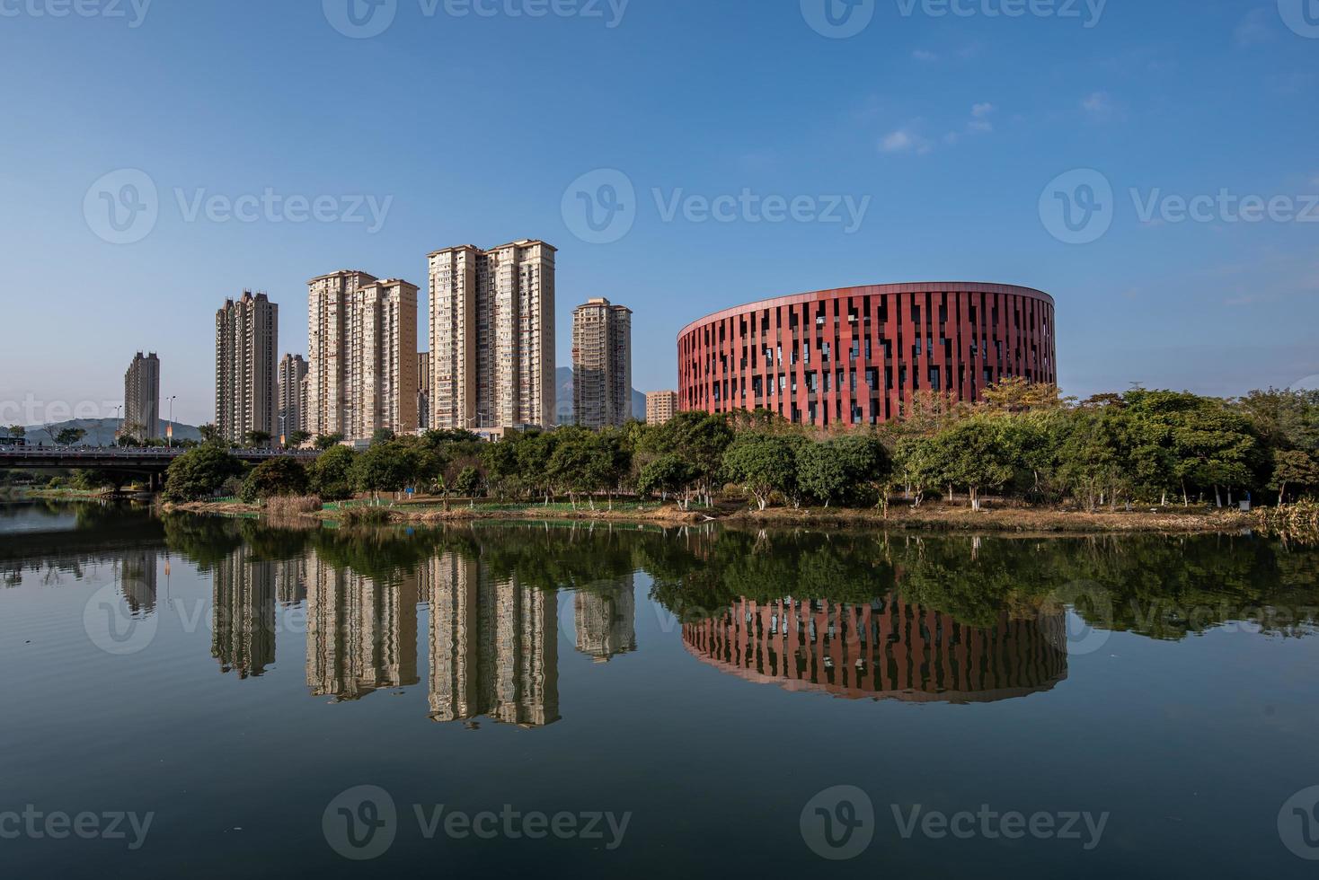 le ruisseau reflète le musée putian de chine dans la soirée photo