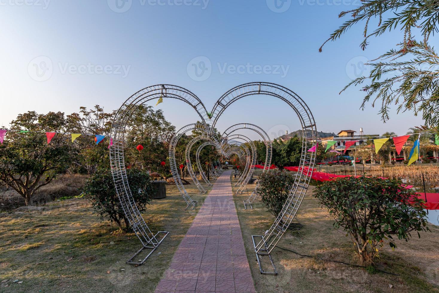 au crépuscule, la route piétonne du parc est décorée de nombreuses lanternes photo