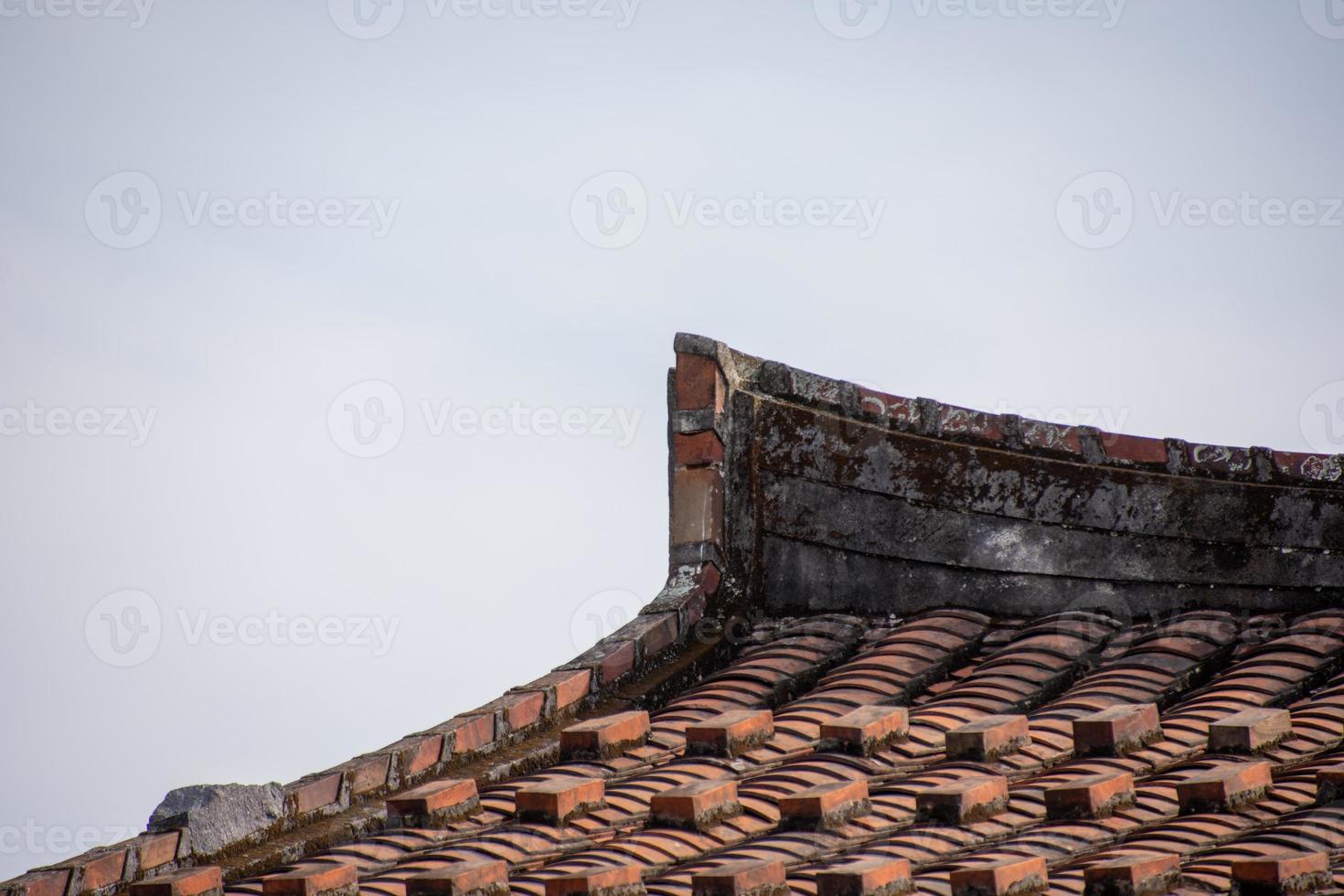 les avant-toits et les coins des bâtiments résidentiels chinois traditionnels sont faits de brique rouge et de chaux photo