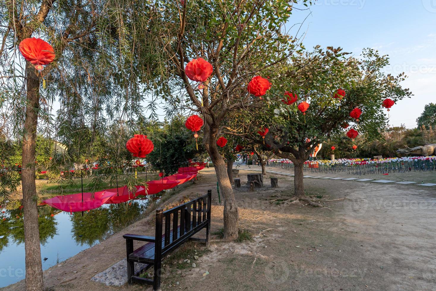 au crépuscule, la route piétonne du parc est décorée de nombreuses lanternes photo