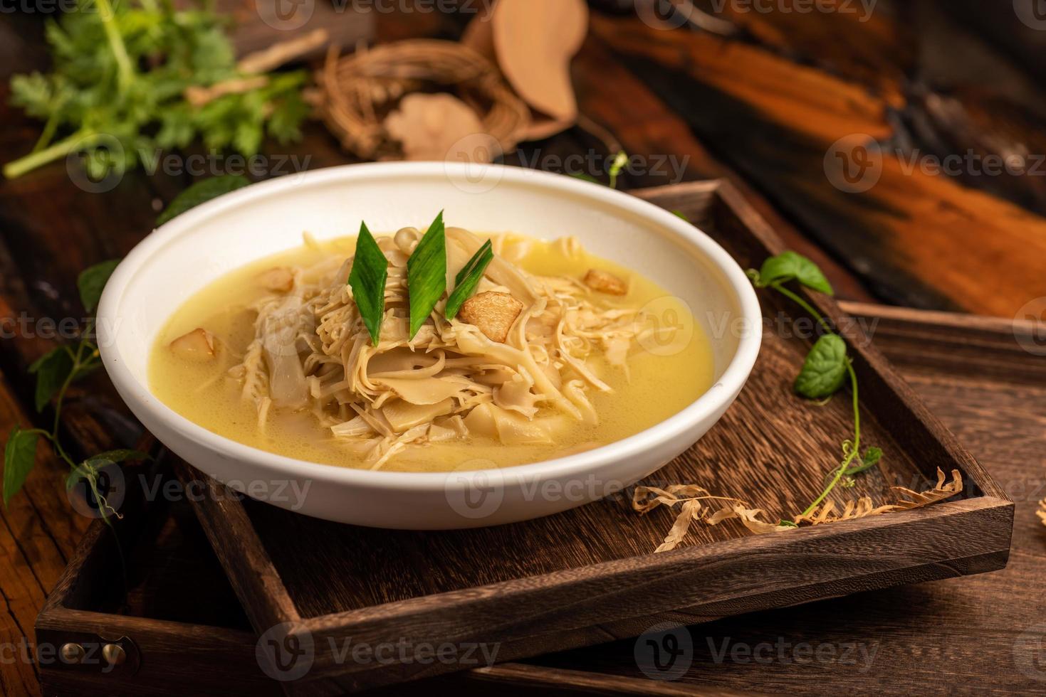 plats de banquet chinois traditionnels, pousses de bambou séchées sautées photo