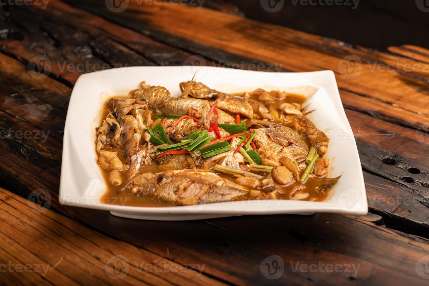 plats de banquet chinois traditionnels, poisson de mer bouilli à la sauce jaune photo