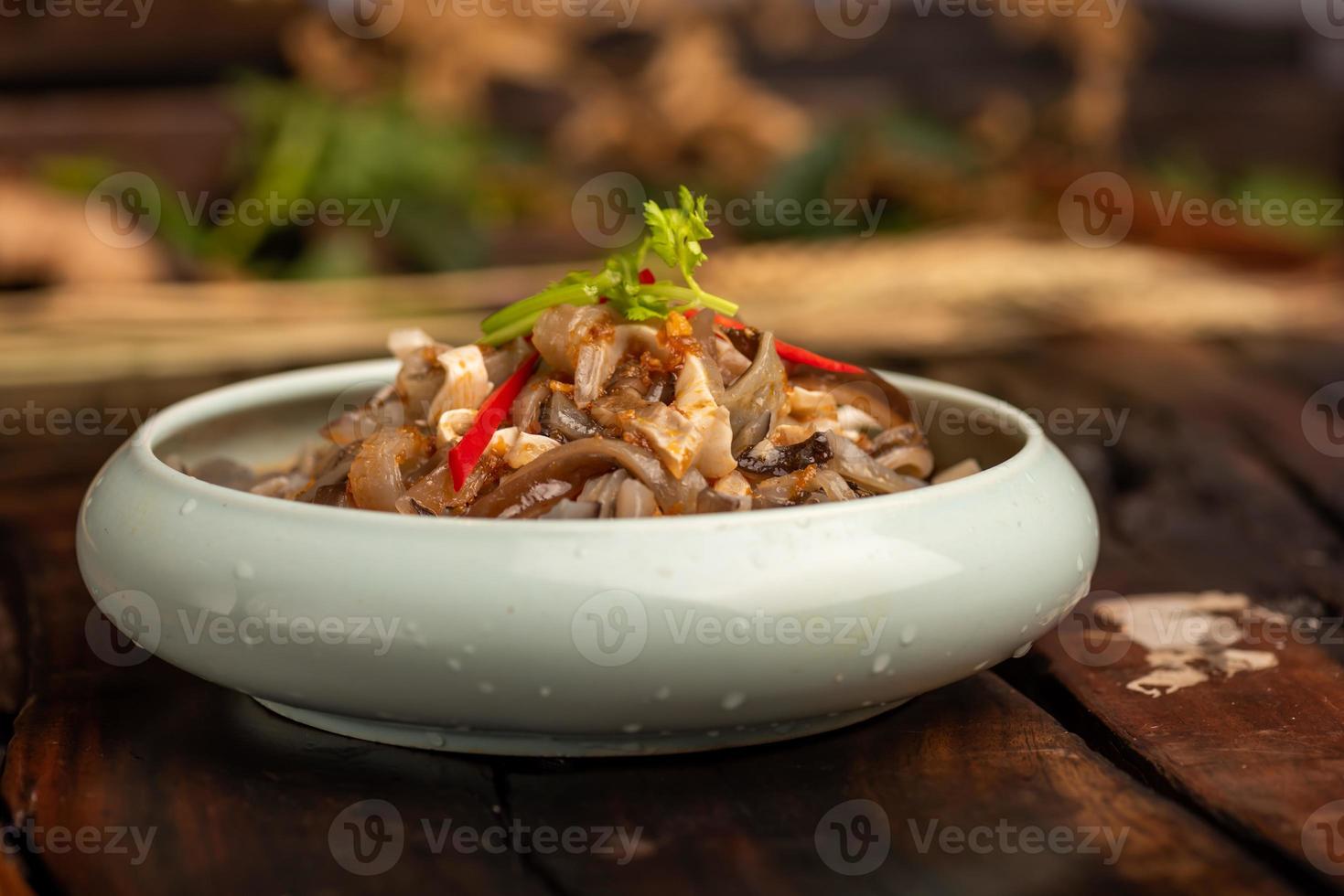 plats de banquet chinois traditionnels, nouilles froides photo