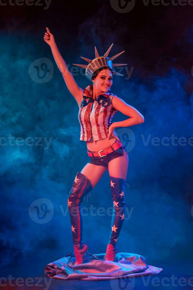 Jeune femme dans étape costume de strip-tease Danseur posant photo