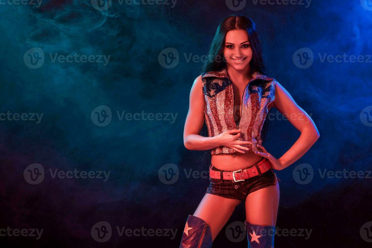 sexy Jeune femme dans érotique fétiche porter dansant strip-tease dans boîte de nuit. nu sexy femme dans spectacle costume. photo